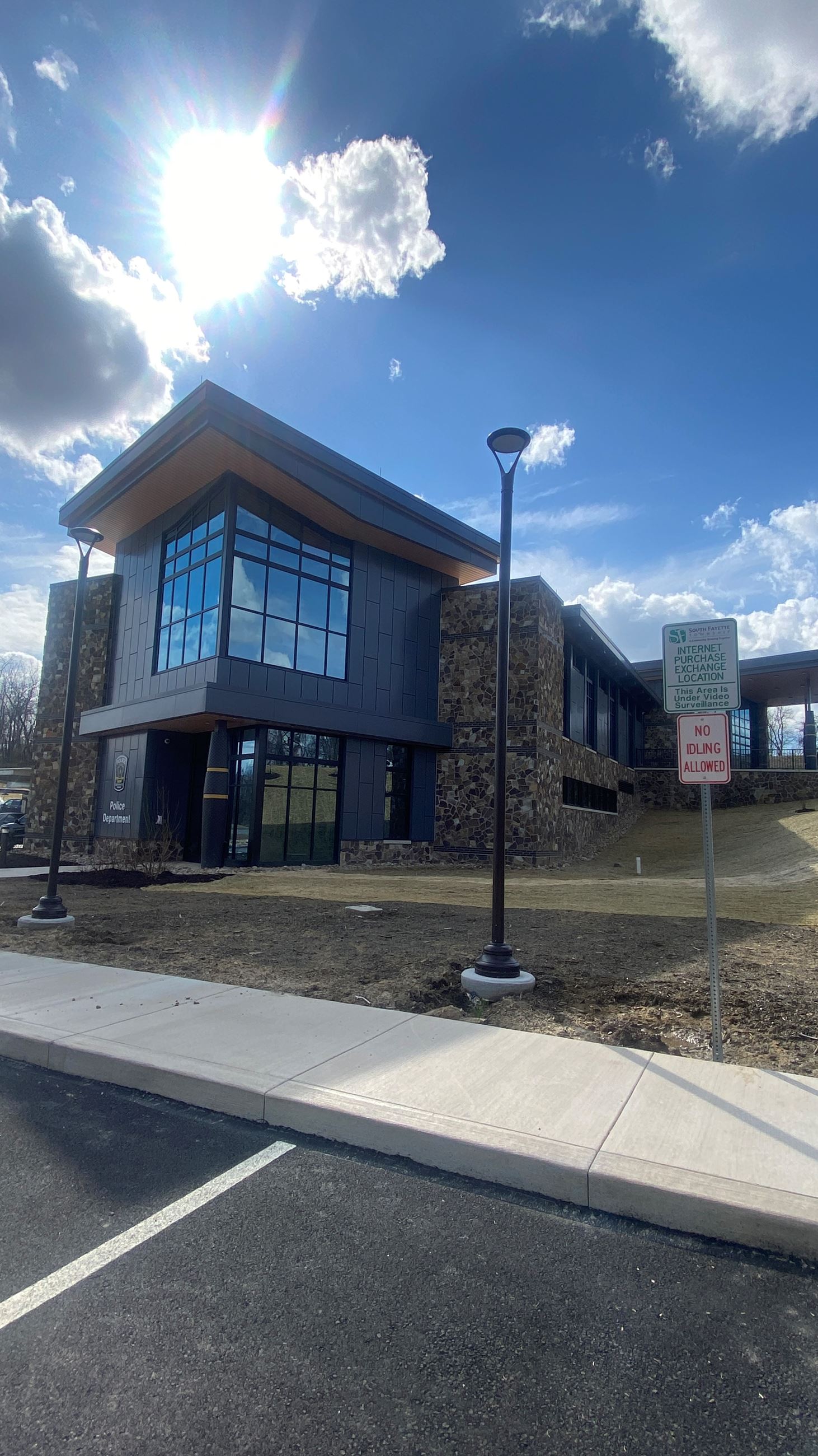 Internet purchase exchange sign with police station and parking spaces IMG_7773